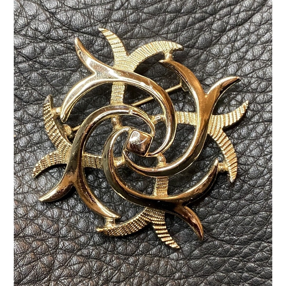 Vintage Gold Tone Round Swirly Flower Branches Unique Brooch/Pin, Sarah Coventry